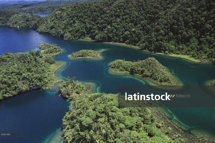 Islas en el extremo suroriental del lago Kutubu, en tierras altas, Papúa Nueva Guinea