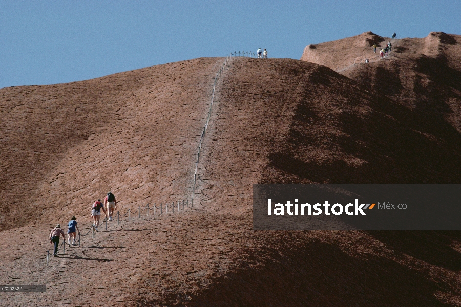 Turistas caminatas en Ayers Rock, Parque Nacional de Uluru-Kata Tjuta, territorio norteño, Australia