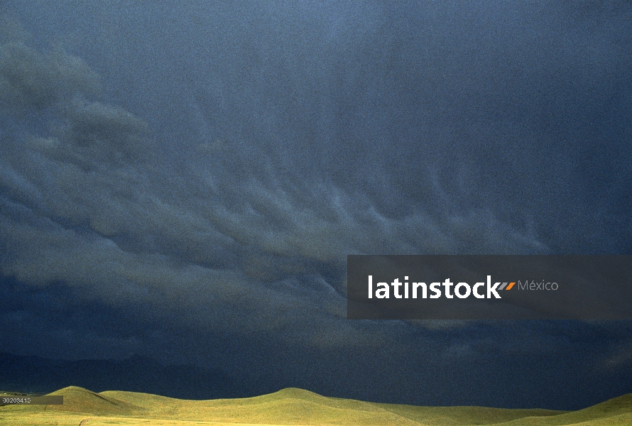 Nubes de tormenta en los cerros, Parque Nacional de pastizales, Saskatchewan, Canadá