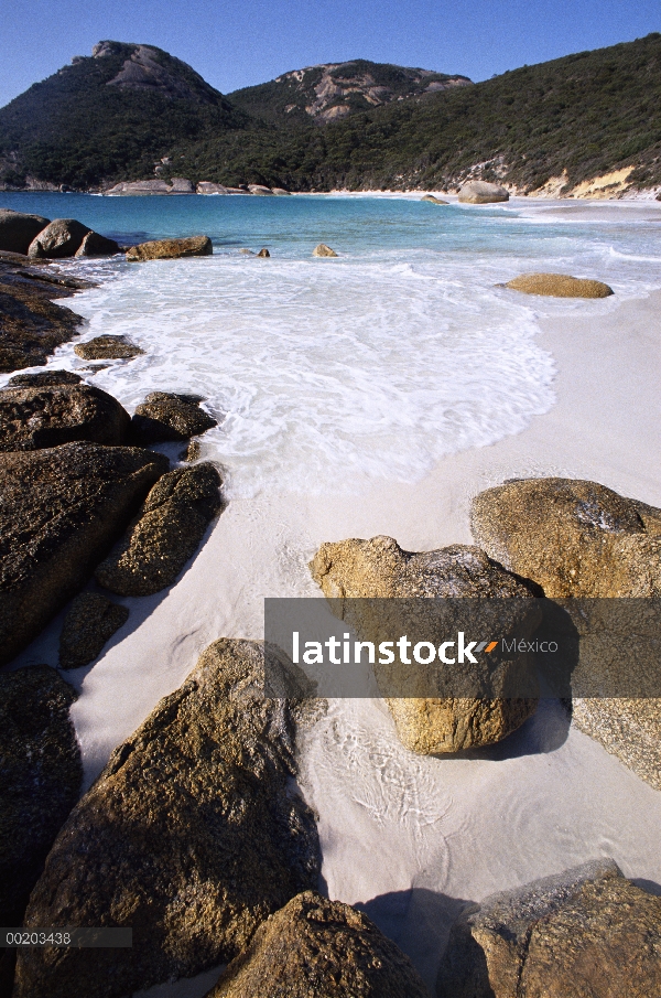 Playa de arena blanca rodean Australia occidental de la laguna, Bahía del Parque Nacional de dos per