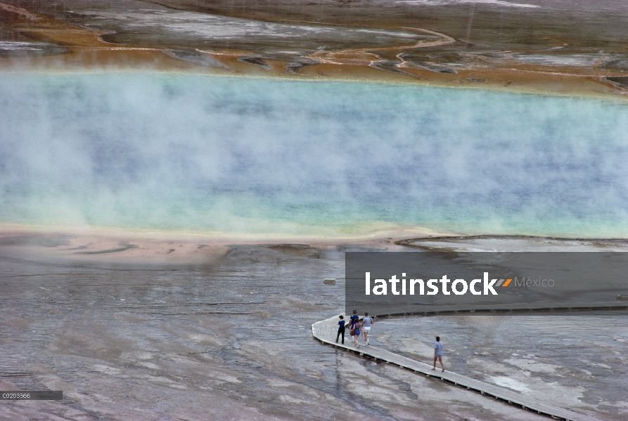 Turistas viendo el géiser piscina, Lower Geyser Basin, Parque Nacional de Yellowstone, Wyoming