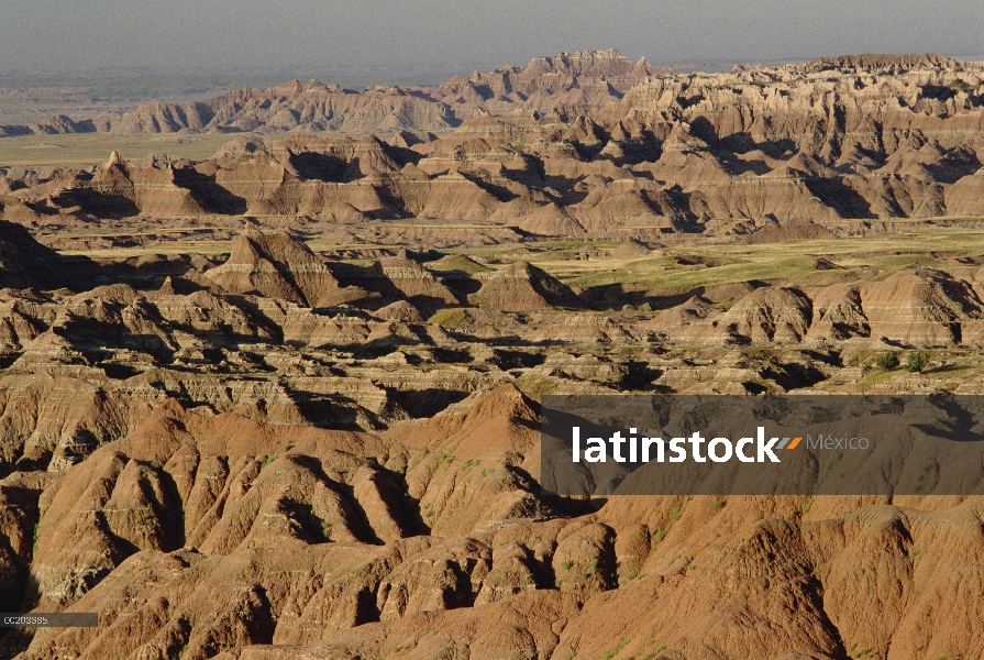 Vista de roca sedimentaria erosionada en las Black Hills, el Parque Nacional Badlands, Dakota del su