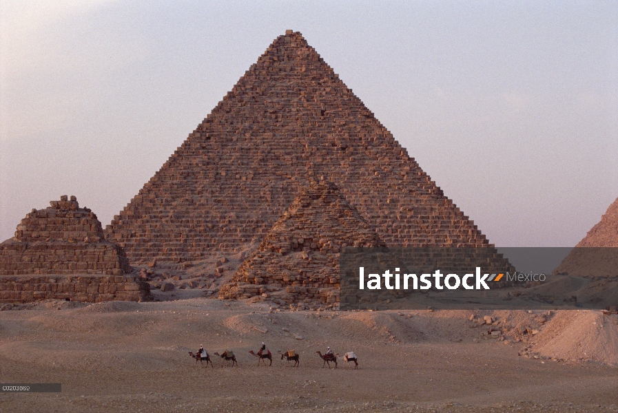 Las pirámides de Giza en la luz del atardecer, Giza, Egipto