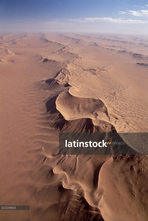 Vista aérea del modelo duna transversal en arena mar de Namib-Naukluft National Park, Namibia