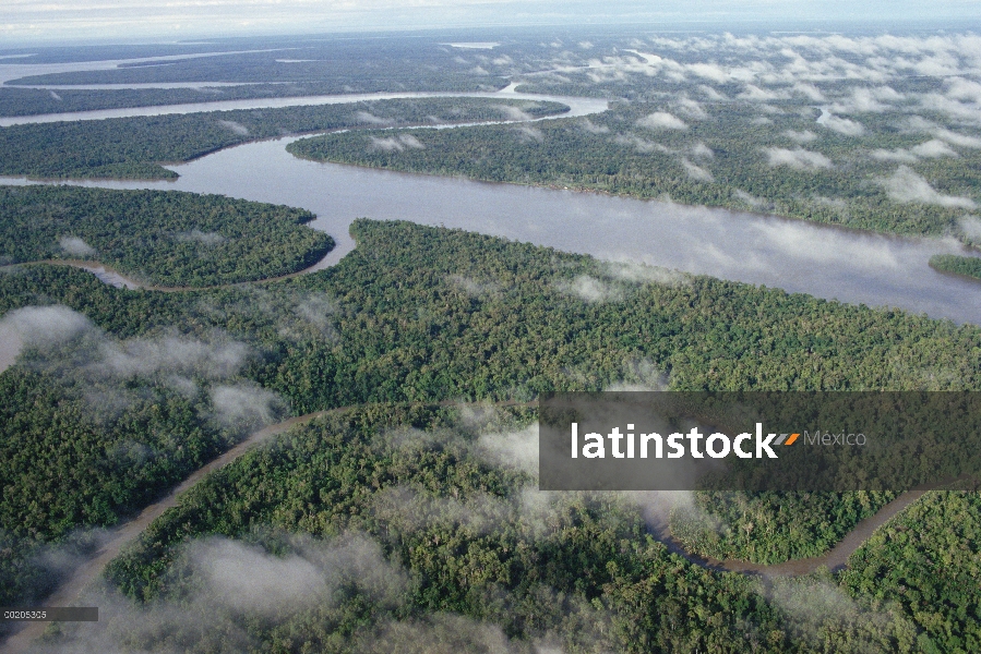 Vista aérea del río de Kikori serpenteante y arroyos a través de la selva tropical de Kikori Delta e