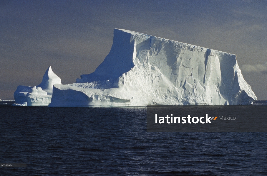 Iceberg tabular en el estrecho de Bransfield cerca de la punta norte de la Península Antártica, Antá