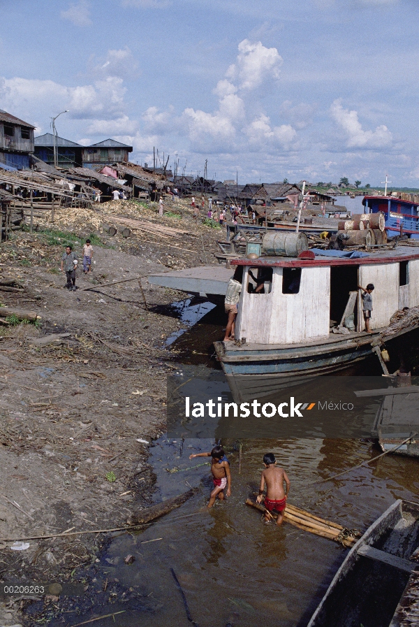 Río ghetto, Río Amazonas, Iquitos, Perú