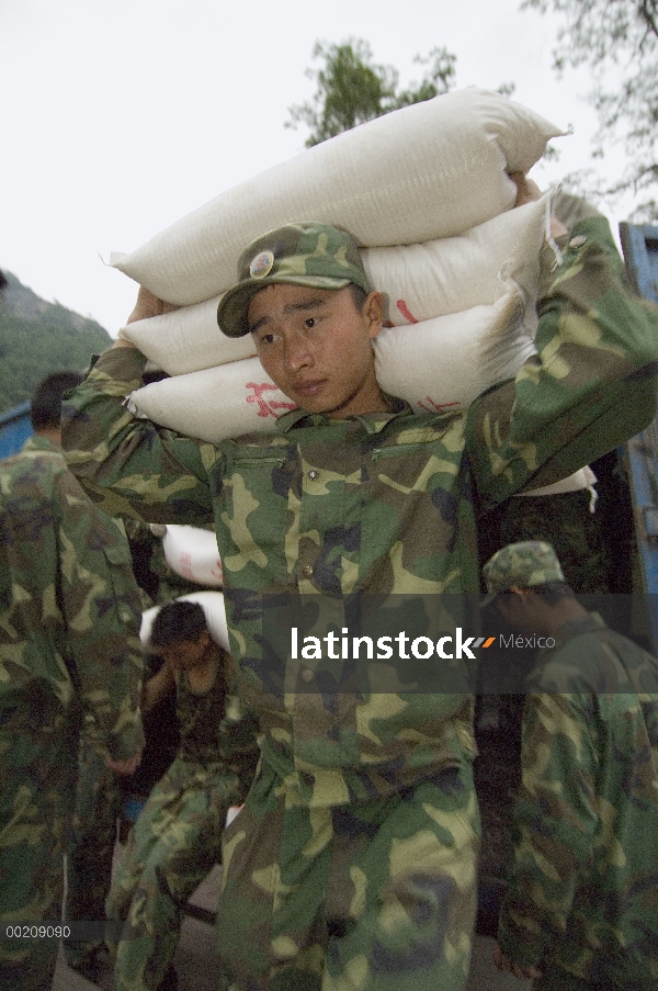 Soldados entregando arroz después del terremoto del 12 de mayo de 2008 y deslizamientos de tierra, C