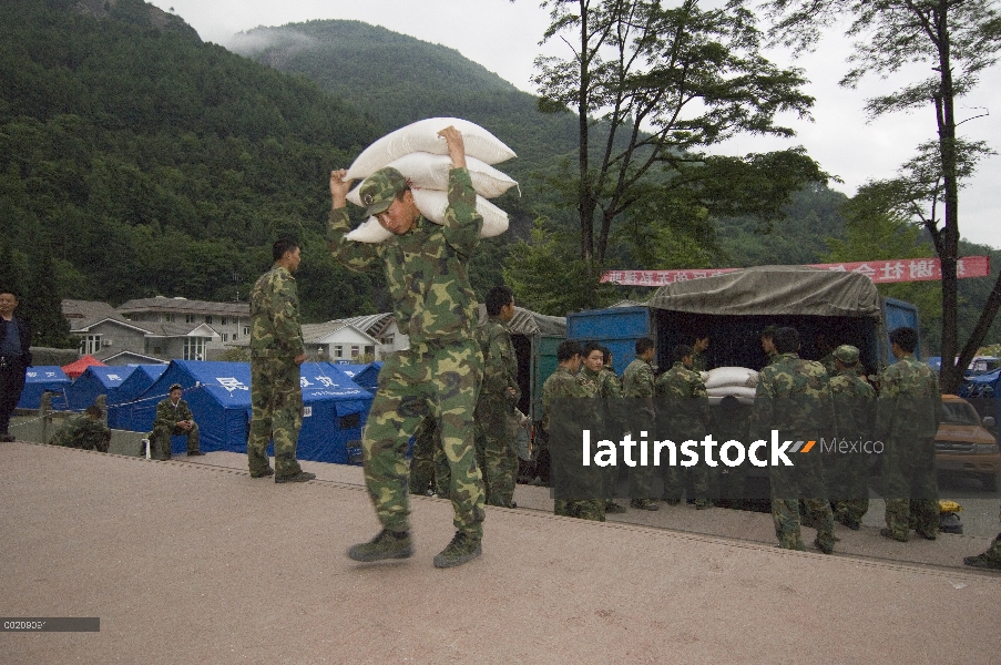 Soldados entregando arroz después del terremoto del 12 de mayo de 2008 y deslizamientos de tierra, C