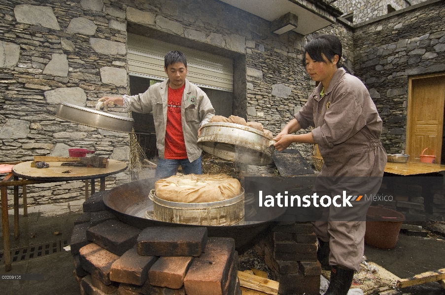 Trabajadores haciendo pan de bambú para los pandas después del terremoto del 12 de mayo de 2008 y de