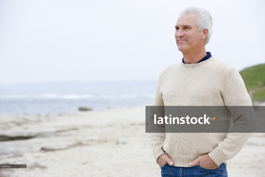 Hombre en la playa con las manos en los bolsillos