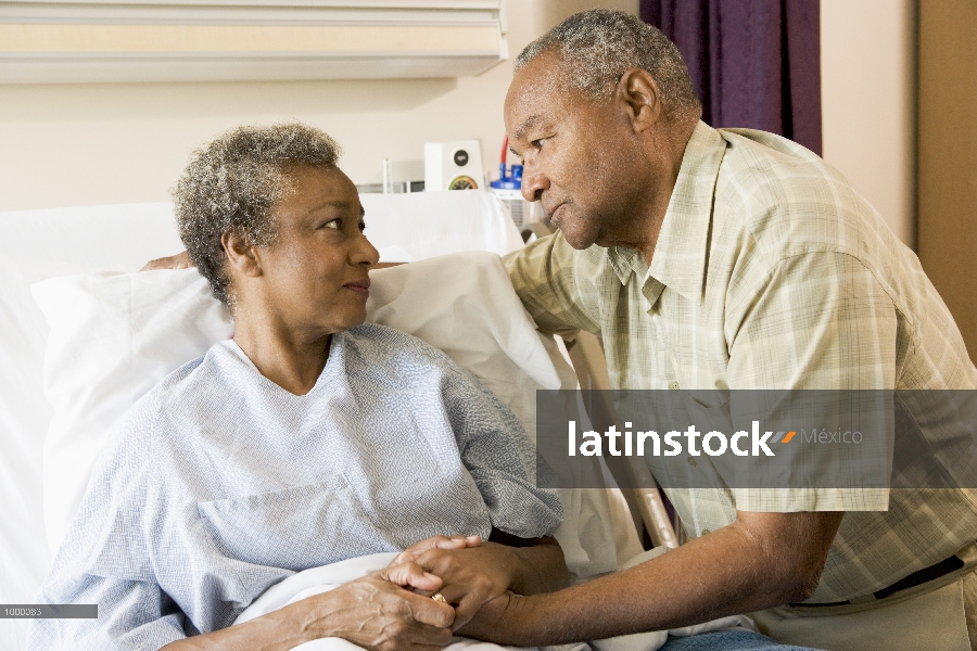 Pareja mayor, posición, en, hospital, juntos