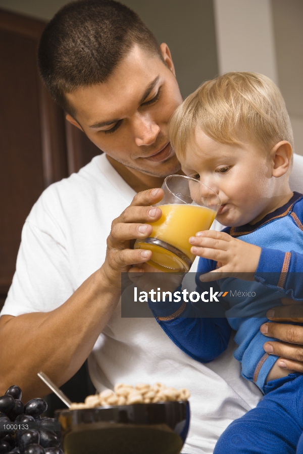 Joven alimentando a su hijo