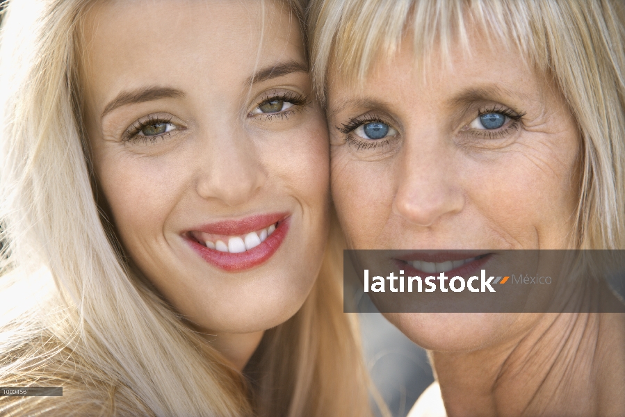 Retrato de mujer de mediana edad y su hija sonriendo