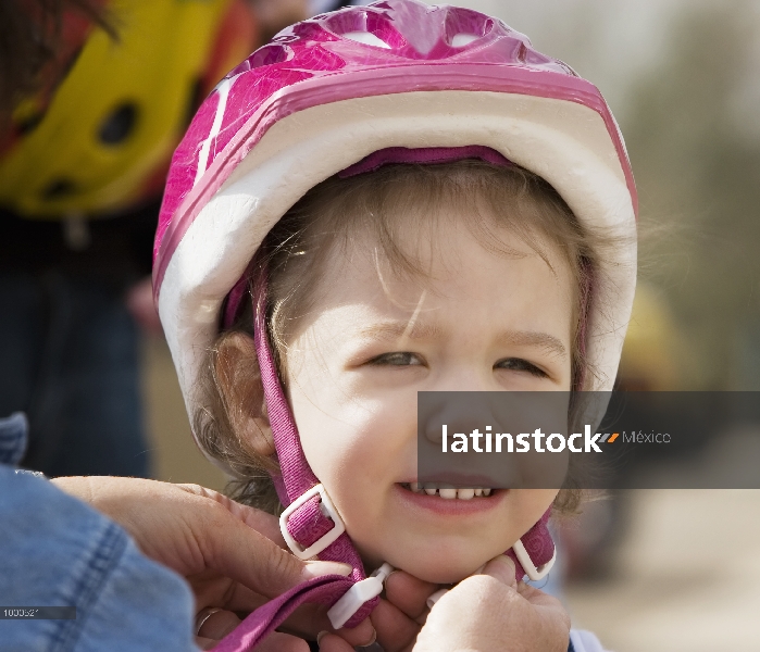 Niña con casco de bicicleta