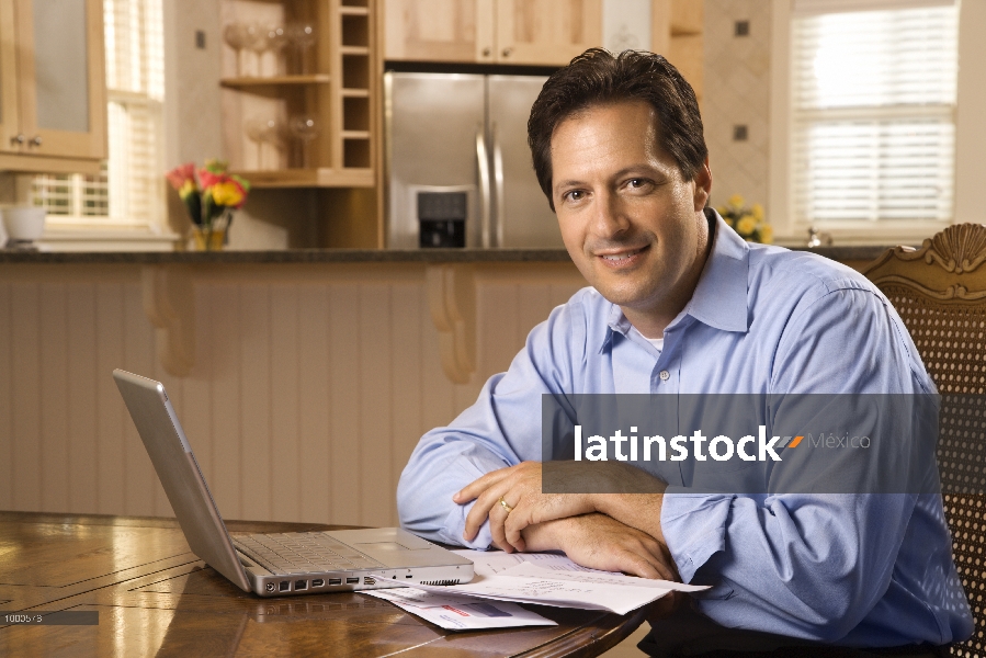 Hombre pagando facturas en computadora