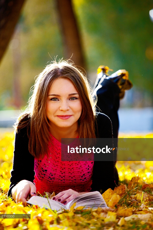 hermosa chica con libro