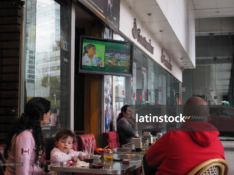 Familia comiendo en cafetería