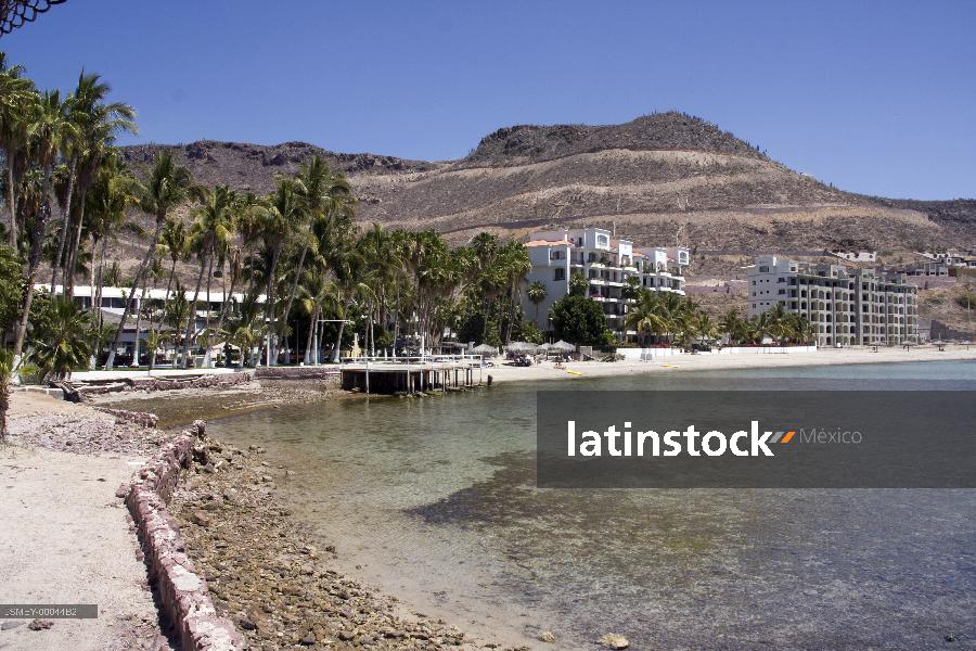 playa y zona hotelera