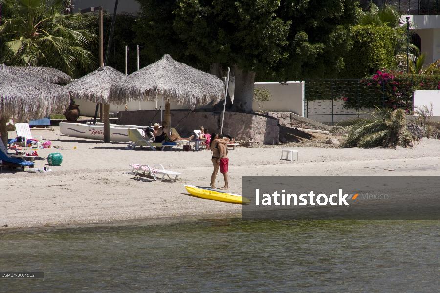 playa y vacacionistas