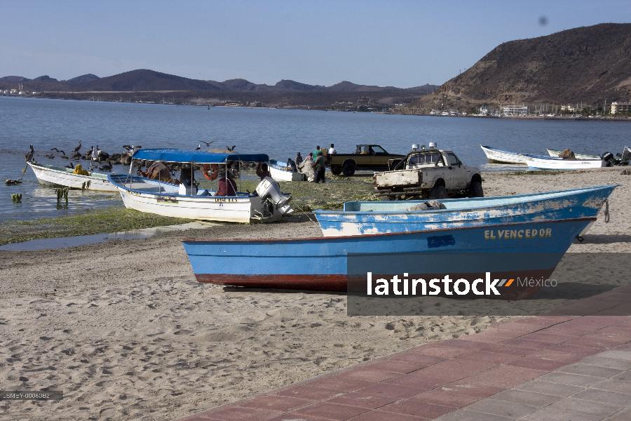 Malecón y embarcaciones