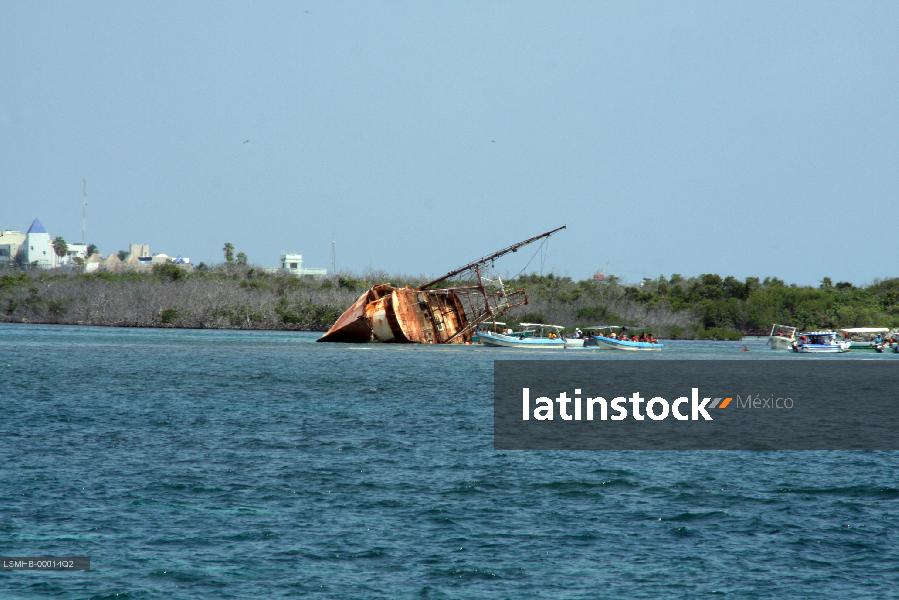 barco encallado en Cancún