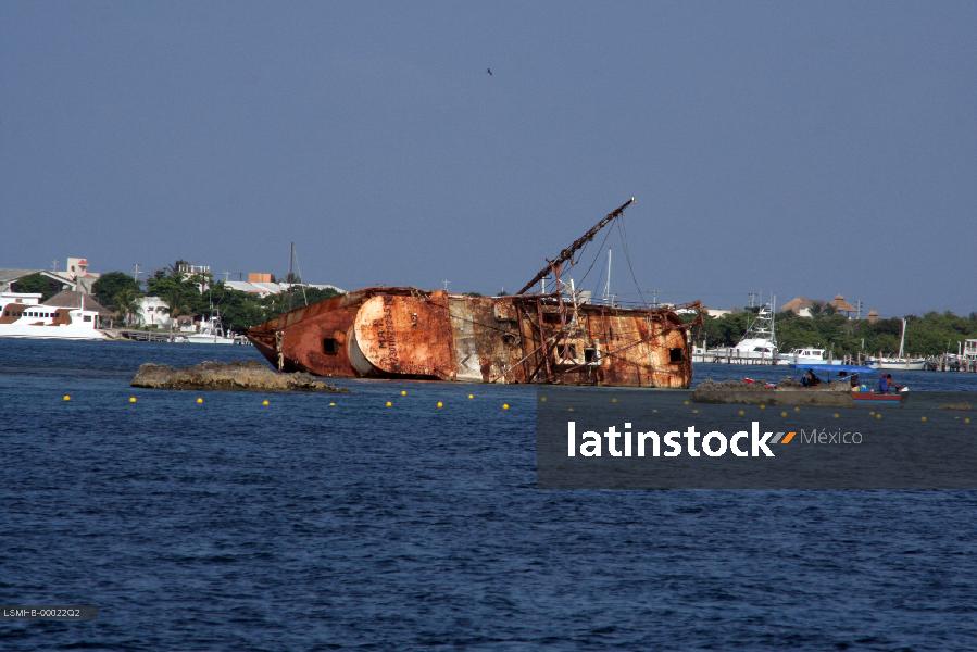 barco encallado en Cancún