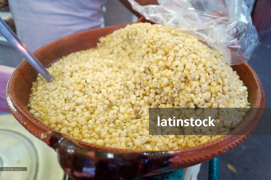 Esquites en olla de barro