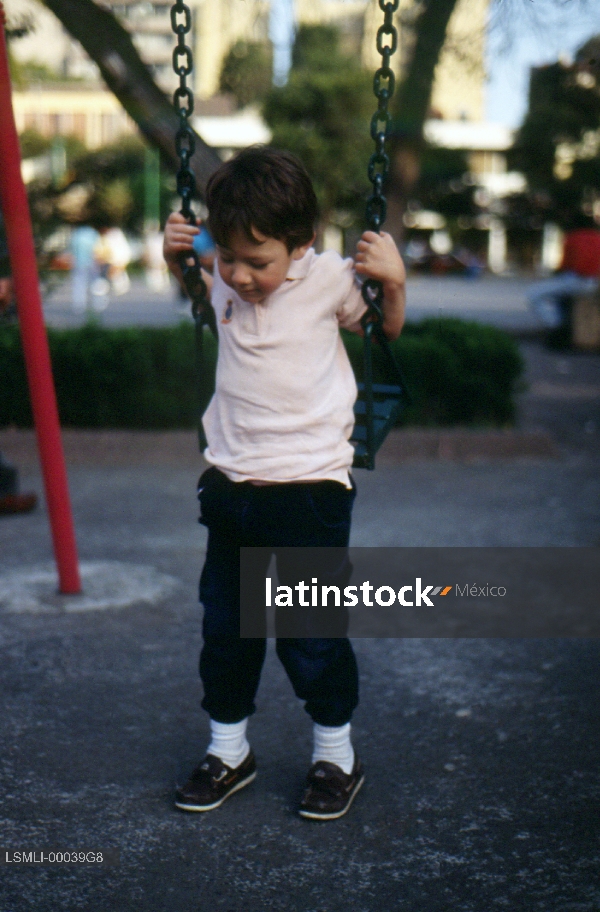 niño en columpio