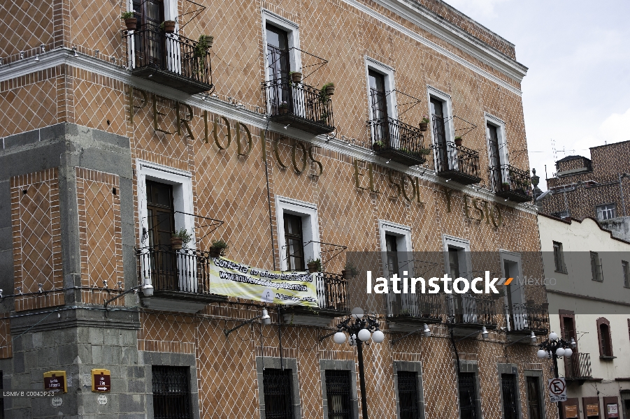 Fachada de los periódicos El Sol y Esto