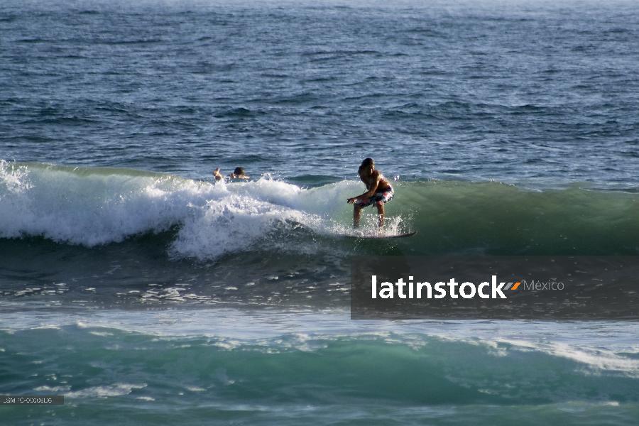 surfista en la Paz