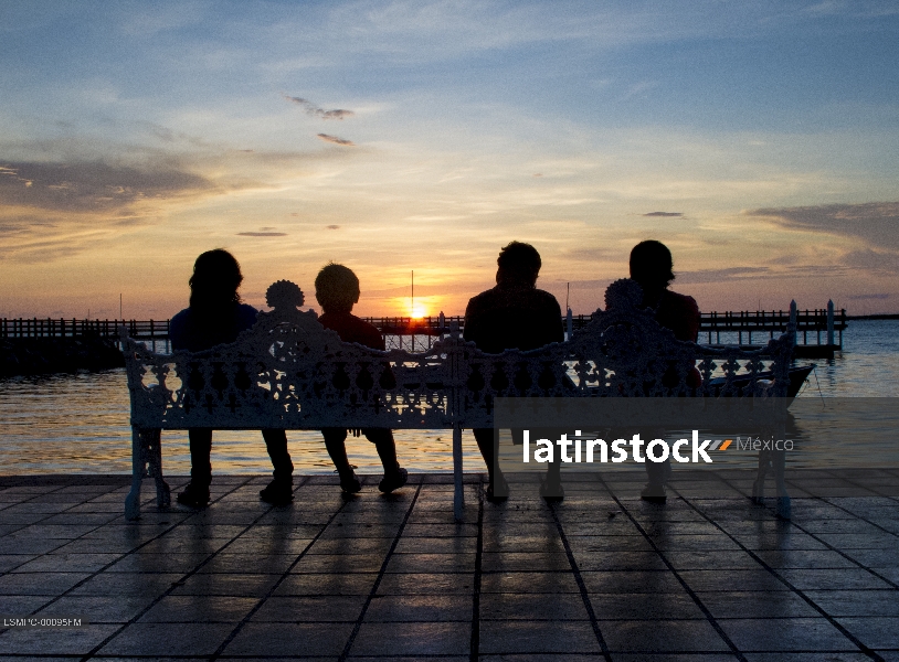 personas mirando el atardecer, La Paz