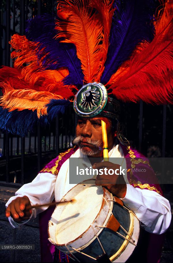 hombre tocando tambor