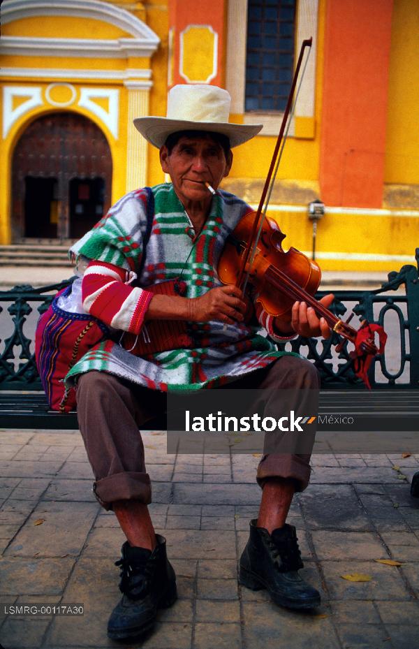 hombre tocando violín