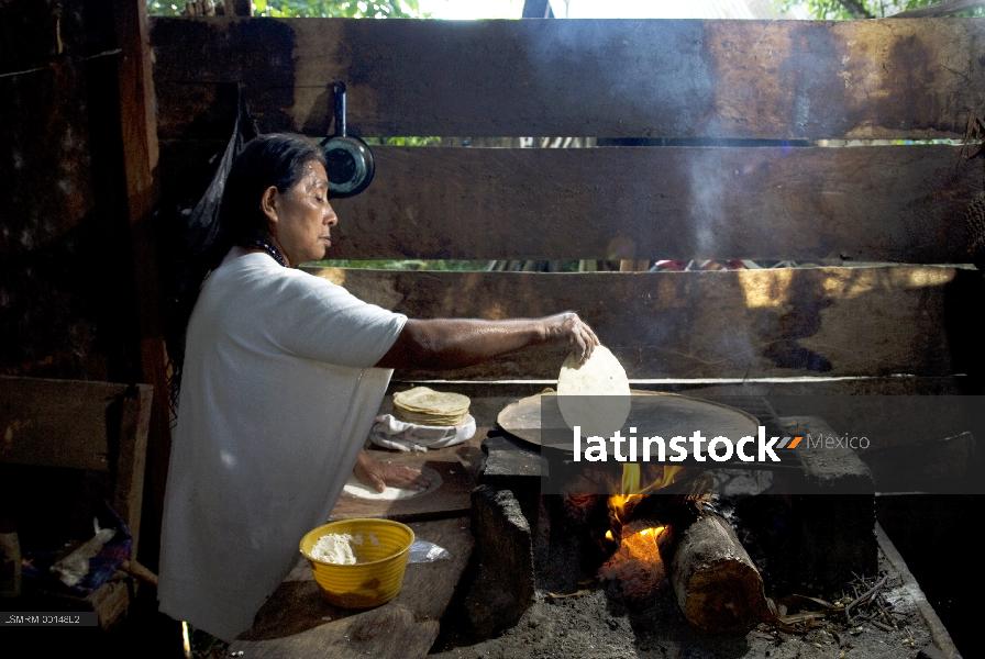 lacandona haciendo tortilla